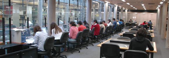 Un aula llena de estudiantes leyendo